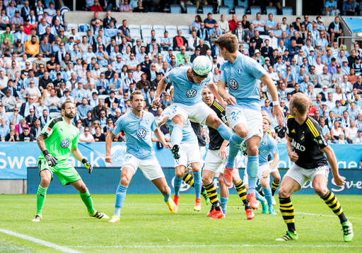 Malmö FFs Markus Rosenberg nickar undan bollen vid hörna