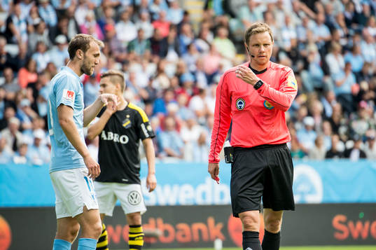 Malmö FFs Magnus Wolff Eikrem och domaren Markus