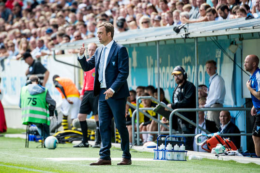 Malmö FFs tränare Allan Kuhn gör tummen upp