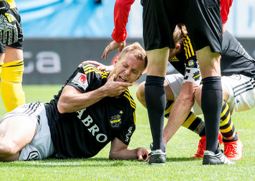s Per Karlsson tar sig för käken