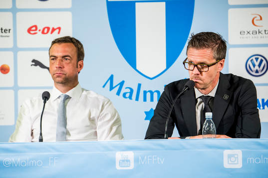 s tränare Rikard Norling håller presskonferens