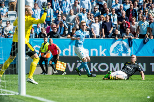 Malmö FFs Anders Christiansen slår in 2-0 på målvakt