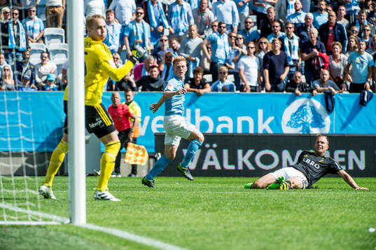 Malmö FFs Anders Christiansen slår in 2-0 på målvakt