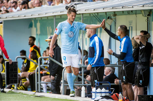 Malmö FFs Markus Rosenberg gör high-five med naprapaten