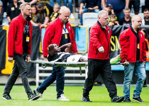 s Patrick Kpozo skadas bärs ut på bår