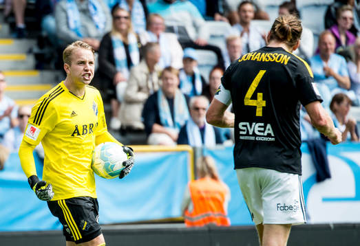 s målvakt Patrik Carlgren skäller på Nils-Eric Johansson
