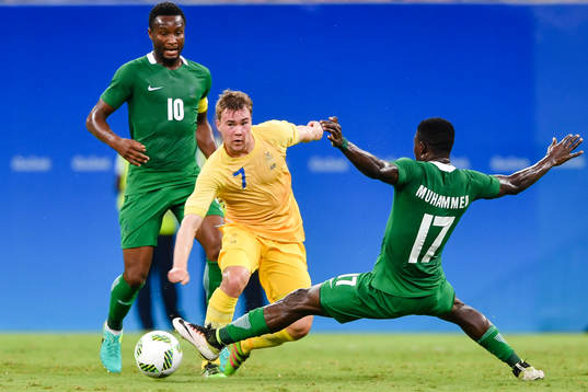 Sveriges Simon Tibbling och Nigerias Usman Muhammed