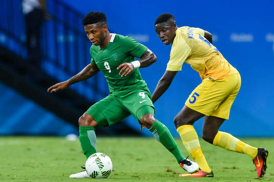 Nigerias Imoh Ezekiel och Sveriges Pa Konate