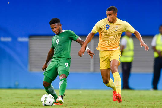 Nigerias Imoh Ezekiel och Sveriges Robin Quaison