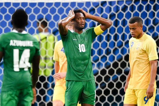 Nigerias Okechukwu Azubuike och John Obi Mikel deppar