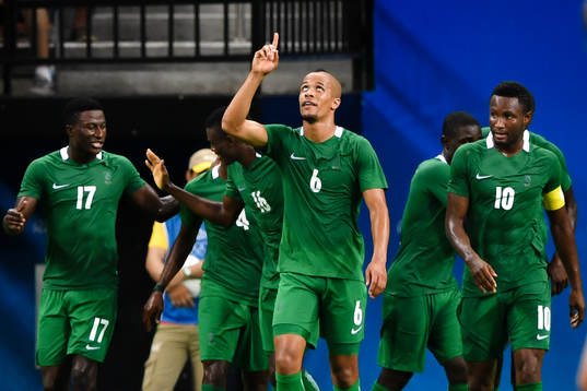 Nigerias William Ekong jublar