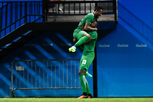 Nigerias William Ekong jublar