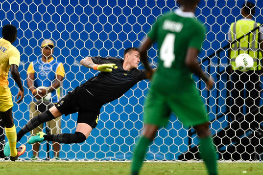 Nigerias Sadiq Umar, ej i bild, gör 0-1 bakom Sveriges