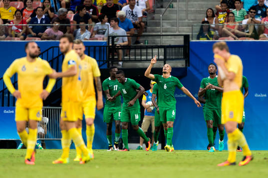 Nigerias William Ekong jublar