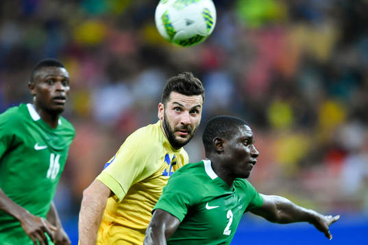 Sveriges Mikael Ishak och Nigerias Muenfuh Sincere
