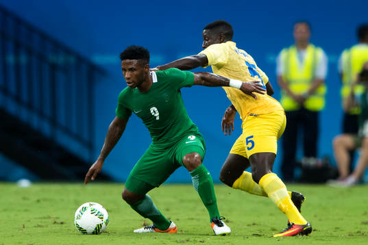 Nigerias Imoh Ezekiel och Sveriges Pa Konate