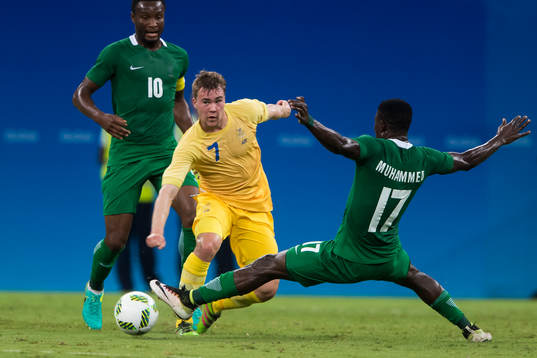 Sveriges Simon Tibbling går förbi Nigerias Usman Muhammed