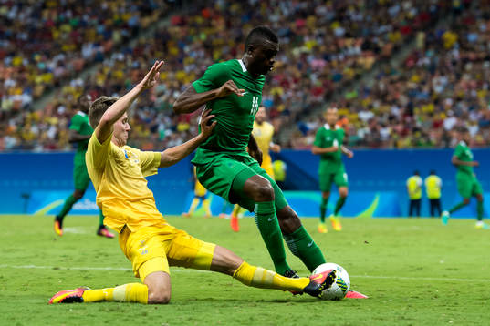 Sveriges Adam Lundqvist och Nigerias Stanley Amuzie