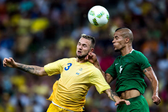 Sveriges Alexander Milosevic och Nigerias William Ekong