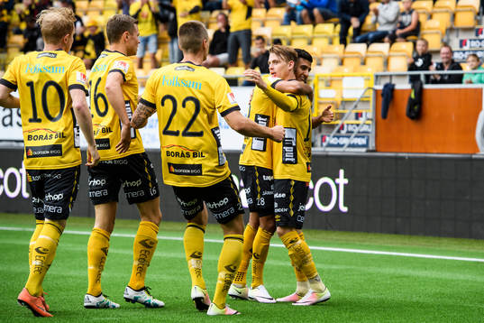 Elfsborgs Simon Hedlund jublar med Rami Kabi