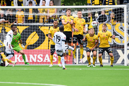 Häckens John Owoeri lägger frispark mot Elfsborgs mur som