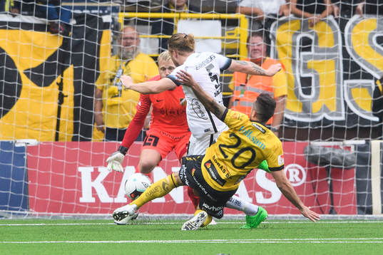 Häckens Emil Wahlström rensar undan bollen framför