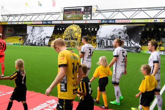 Spelarna marscherar in framför Guliganernas Tifo