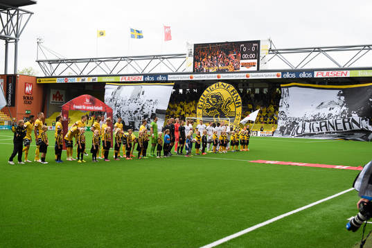 Spelarna uppställda framför Guliganernas Tifo