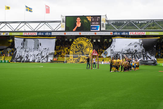 Spelarna uppställda framför Guliganernas Tifo
