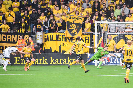 Häckens Samuel Gustafson gör 1-2