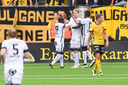 Häckens Samuel Gustafson (mitt i bild) jublar