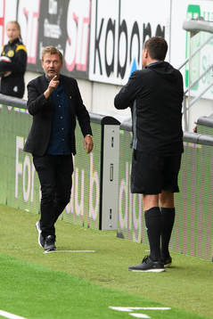 Häckens tränare Peter Gerhardsson irriterad