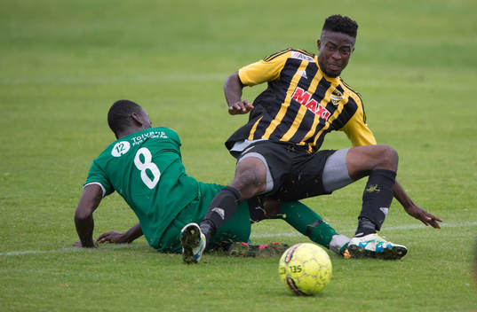 IFK Hässleholms Kojo Annor tacklas i matchen i division 2