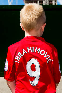 En ung pojke med Manchester Uniteds Zlatan Ibrahimovics