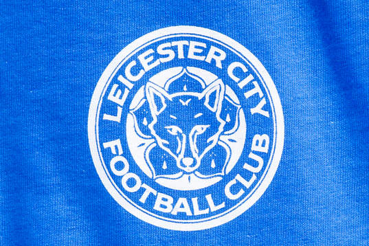 Närbild på en tröja med Leicester Citys logotype hänger
