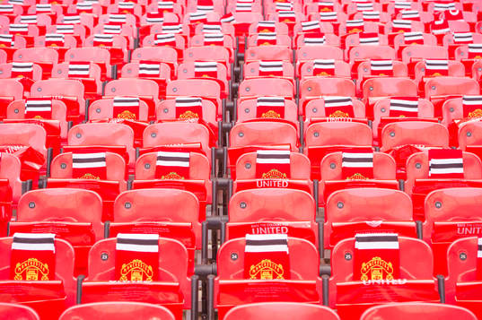 Stolar med Manchester Uniteds halsdukar