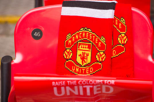 En stol med Manchester Uniteds halsduk