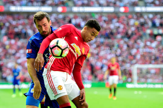 Leicester Citys Christian Fuchs och Manchester Uniteds