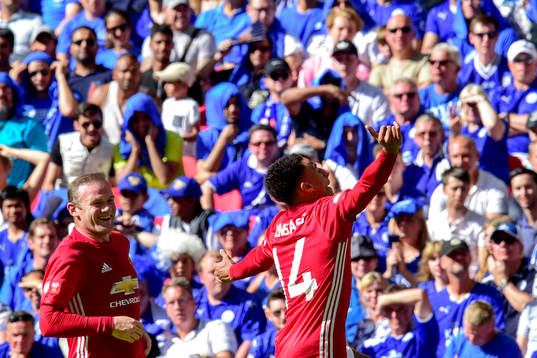 Manchester Uniteds Wayne Rooney och Jesse Lingard jublar