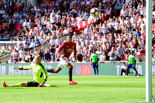 Manchester Uniteds Jesse Lingard gör 0-1 bakom Leicester
