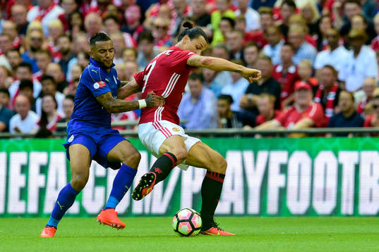 Leicester Citys Danny Simpson och Manchester Uniteds Zlatan