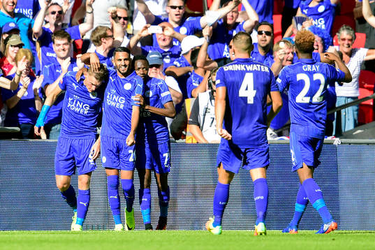 Leicester Citys Jamie Vardy jublar med lagkamraterna