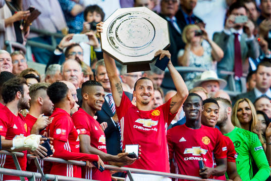 Manchester Uniteds Zlatan Ibrahimovic med pokalen Community