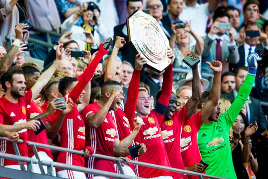 Manchester Uniteds Wayne Rooney med pokalen Community Shield