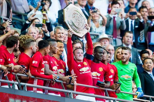 Manchester Uniteds Wayne Rooney med pokalen Community Shield