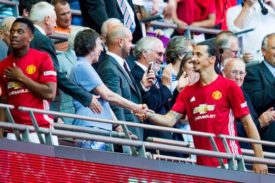 Manchester Uniteds Zlatan Ibrahimovic kommer upp till
