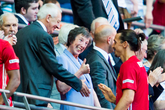 En dam i publiken ger Manchester Uniteds Zlatan Ibrahimovic