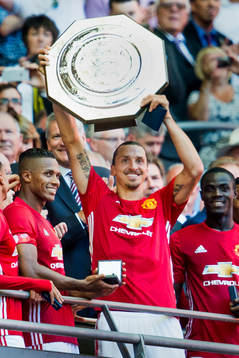 Manchester Uniteds Zlatan Ibrahimovic med pokalen Community