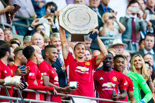 Manchester Uniteds Zlatan Ibrahimovic med pokalen Community