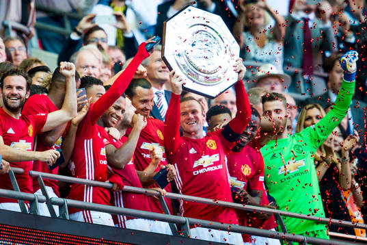 Manchester Uniteds Wayne Rooney med pokalen Community Shield